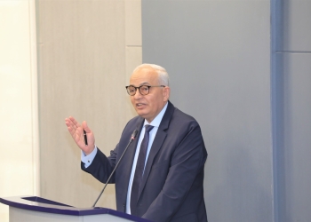 وزير التعليم السابق يحذر: بعض الأهالي يزرعون السماعات في أذن أولادهم لتسهيل الغش