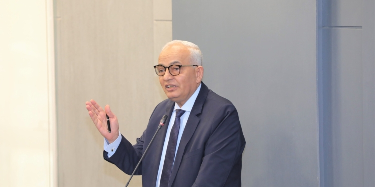 وزير التعليم السابق يحذر: بعض الأهالي يزرعون السماعات في أذن أولادهم لتسهيل الغش