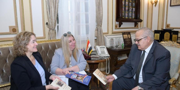 الملحق الثقافي الأمريكي تشيد بما أحرزته جامعة القاهرة دوليا