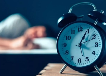 دراسة: النوم أقل من 6 ساعات يؤثر على الاستجابة المناعية للقاحات