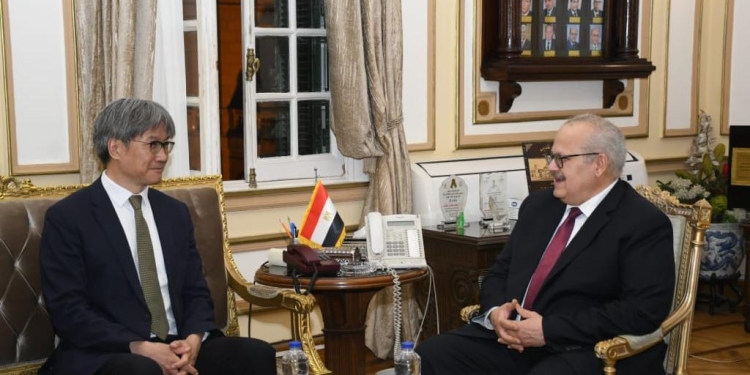 رئيس جامعة القاهرة يلتقى وفدا من جامعة بكين لبحث تعزيز سبل التعاون الأكاديمي