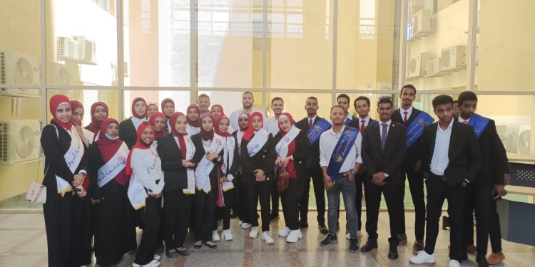 وفد طلاب جامعة أسوان يستكمل رحلاته ضمن حملة «شوف بنفسك» بمستشفى الصداقة