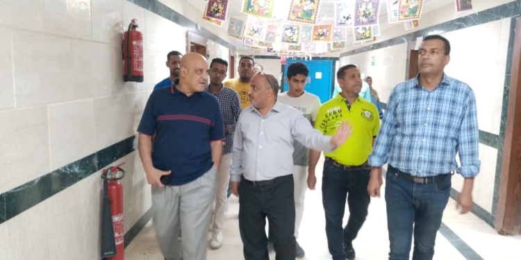 رئيس جامعة أسوان يتفقد المرضى بالمستشفيات الجامعية