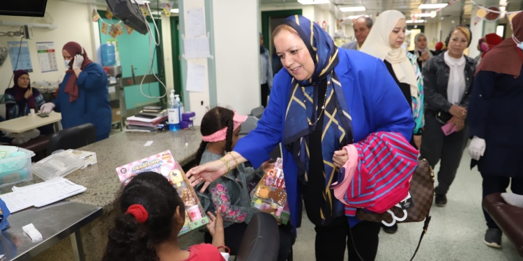 نائب رئيس جامعة عين شمس تتفقد أجنحة مستشفى الدمرداش