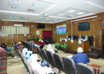 رئيس جامعة سوهاج يشهد مناقشة رسالة دكتوراه لوافد كويتي بكلية التربية