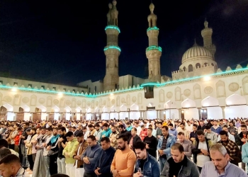 رافعين أكف الضراعة.. أروقة وصحن الجامع الأزهر تمتلئ بآلاف المصلين لأداء العشاء والتراويح