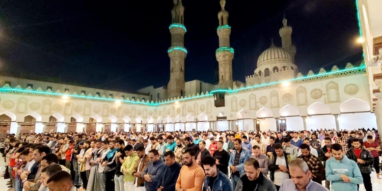 رافعين أكف الضراعة.. أروقة وصحن الجامع الأزهر تمتلئ بآلاف المصلين لأداء العشاء والتراويح