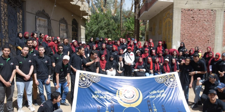 طلاب من أجل مصر بـ«جامعة القاهرة» يوزعون 2500 كرتونة مواد غذائية على أهالي البدرشين