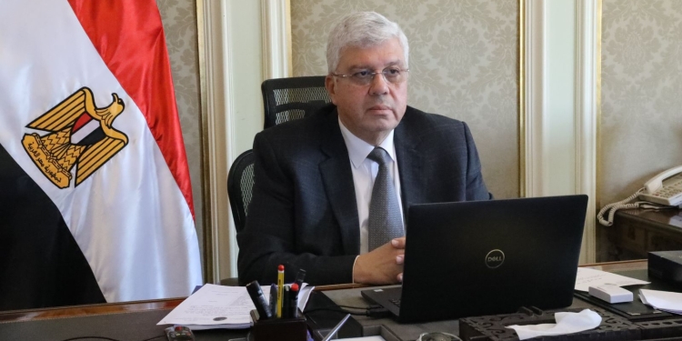 وزير التعليم العالي يرأس اجتماع القومي للبحوث الفلكية والجيوفيزيقية