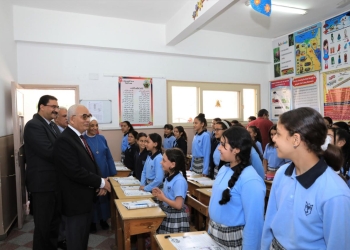 طالبة تقدم دعوة لوزير التربية والتعليم على الإفطار أثناء زيارته للمدرسة