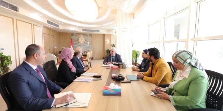 عاشور يدعو الطلاب بسرعة تقديم مشروعات في المبادرة الوطنية للمشروعات الخضراء الذكية