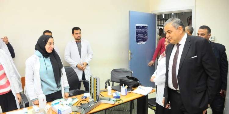 رئيس جامعة كفرالشيخ يتفقد أقسام المستشفى الجامعي