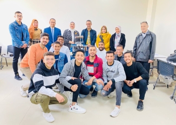 جامعة ٦ أكتوبر التكنولوجية تصنع أول ماكينة غزل ونسيج مُتنقلة بأيدي طلابها