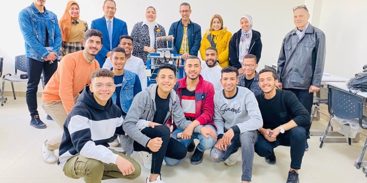 جامعة ٦ أكتوبر التكنولوجية تصنع أول ماكينة غزل ونسيج مُتنقلة بأيدي طلابها