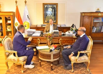 محافظ أسيوط يوجه بالتنسيق لتنفيذ المبادرات الصحية بالمدارس