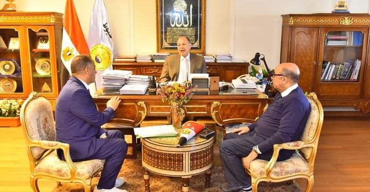 محافظ أسيوط يوجه بالتنسيق لتنفيذ المبادرات الصحية بالمدارس