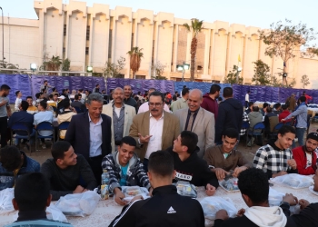 نائب رئيس جامعة الأزهر يتناول الإفطار وسط أبنائه الطلاب بالمائدة الرمضانية