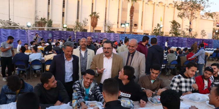 نائب رئيس جامعة الأزهر يتناول الإفطار وسط أبنائه الطلاب بالمائدة الرمضانية