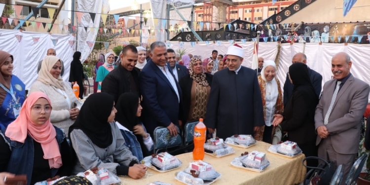 رئيس جامعة الأزهر ونائب فرع البنات والعمداء يشاركون الطالبات الإفطار الجماعي