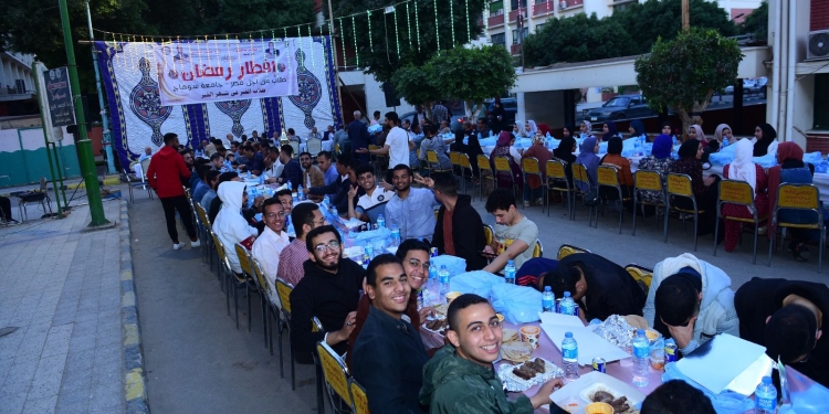طلاب من أجل مصر جامعة سوهاج ينظمون أطول مائدة إفطار