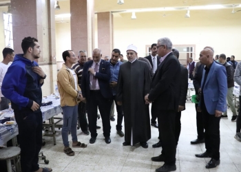 رئيس جامعة الأزهر يتناول الإفطار بين أبنائه الطلاب بالمدينة الجامعية