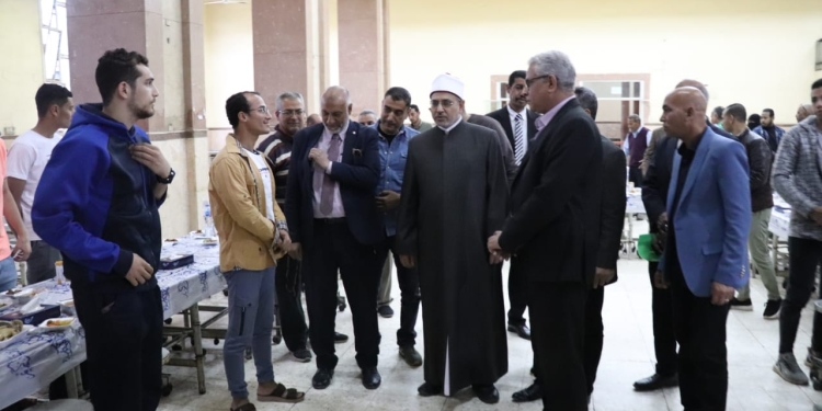 رئيس جامعة الأزهر يتناول الإفطار بين أبنائه الطلاب بالمدينة الجامعية