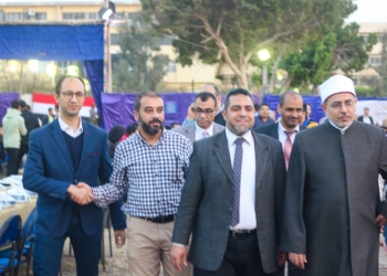 رئيس جامعة الأزهر يطمئن على إفطار الطلاب غير المقيمين بالمدن الجامعية