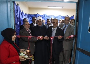 رئيس جامعة الأزهر يفتتح مَعرِضًا خيريًّا للملابس بكلية الدراسات الإسلامية والعربية