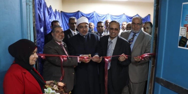 رئيس جامعة الأزهر يفتتح مَعرِضًا خيريًّا للملابس بكلية الدراسات الإسلامية والعربية