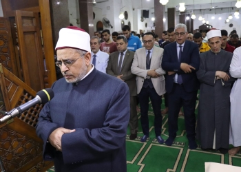 رئيس جامعة الأزهر يؤم طلاب المدينة الجامعية في صلاتي: العشاء والتراويح