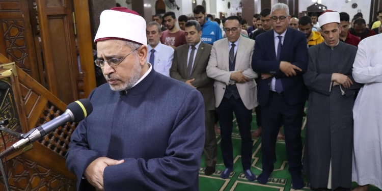 رئيس جامعة الأزهر يؤم طلاب المدينة الجامعية في صلاتي: العشاء والتراويح