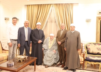 رئيس جامعة الأزهر يزور الدكتور أحمد عمر هاشم ويطمئن محبيه على حالته الصحية