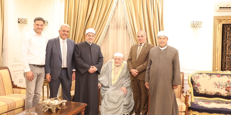 رئيس جامعة الأزهر يزور الدكتور أحمد عمر هاشم ويطمئن محبيه على حالته الصحية