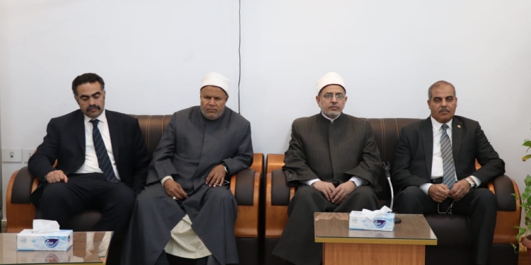 رئيس جامعة الأزهر يتلقى العزاء في العالم الجليل الدكتور إبراهيم الخولي