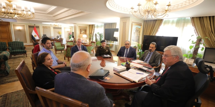 وزير التعليم العالي يلتقي بوفد اللجنة العلمية لإنتاج لقاح كورونا