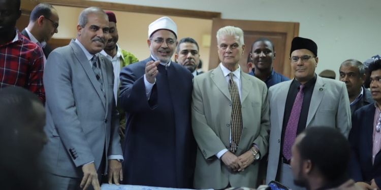 رئيس جامعة الأزهر يشهد إفطار الطلاب الوافدين من مختلف دول العالم بالمنظمة العالمية لخريجي الأزهر