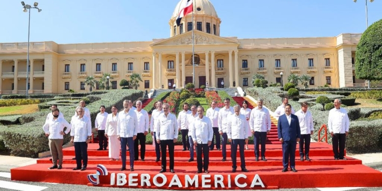 القمة الأيبيروأمريكية تتوج بجدول أعمال يركز على الأشخاص والحقوق الرقمية والبيئة والأمن الغذائي