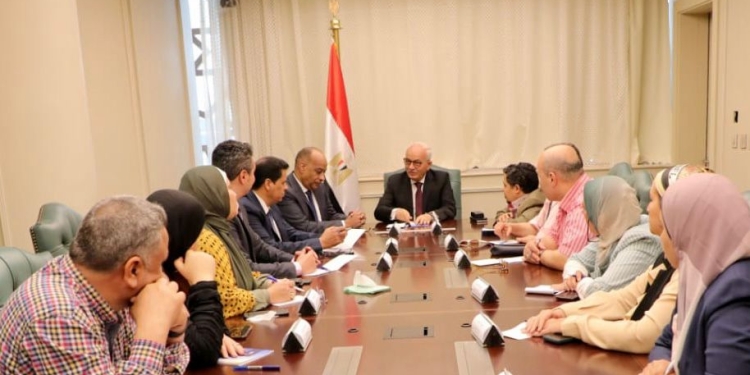 «حجازي» يوجه بسرعة الانتهاء من تطوير مناهج السادس الابتدائي الجديدة