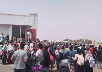 الطلاب المصريون فى السودان يساعدون فى إجلاء مواطنين عبر ١٠ رحلات جوية