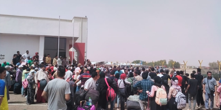 الطلاب المصريون فى السودان يساعدون فى إجلاء مواطنين عبر ١٠ رحلات جوية
