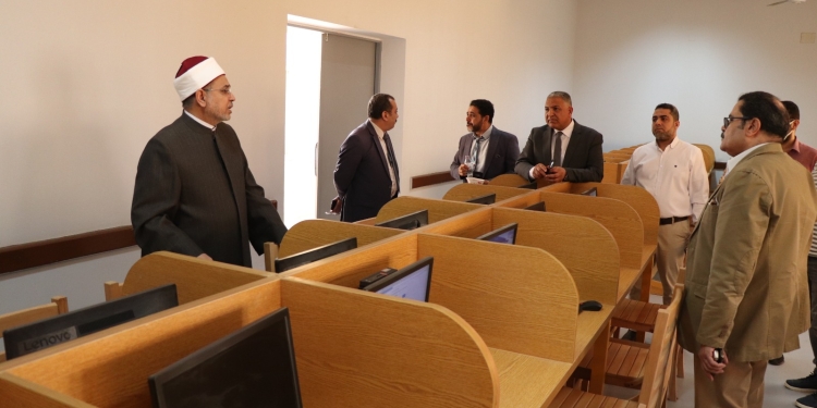 رئيس جامعة الأزهر ونوابه يتفقدون معامل الاختبارات الإلكترونية