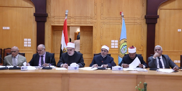 مجلس جامعة الأزهر: عيد العمال وتحرير سيناء مناسبتان مهمَّتان للتذكير بإتقان العمل وبذل المزيد من الجهد