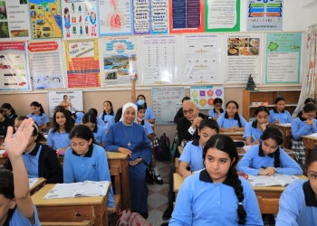 طالبة تقدم دعوة لوزير التربية والتعليم على الإفطار أثناء زيارته للمدرسة