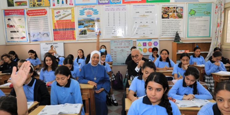 طالبة تقدم دعوة لوزير التربية والتعليم على الإفطار أثناء زيارته للمدرسة