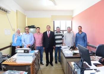 رئيس جامعة سوهاج يتفقد سير العمل بالإدارة المركزية ويهنئ العاملين بعد العودة من إجازة عيد الفطر