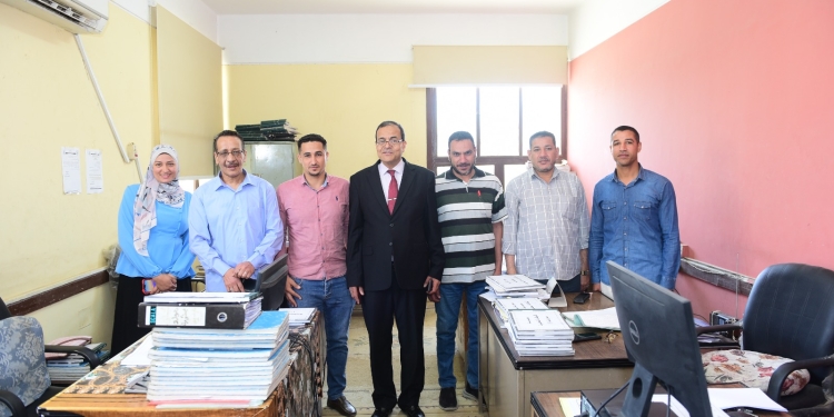 رئيس جامعة سوهاج يتفقد سير العمل بالإدارة المركزية ويهنئ العاملين بعد العودة من إجازة عيد الفطر