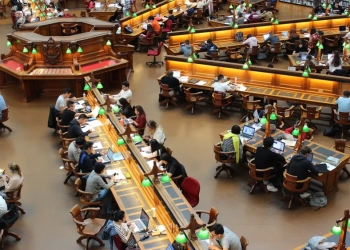 جامعات تجد حلا لمشكلة الغش بواسطة "شات جي بي تي"