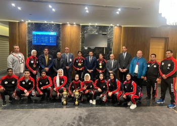 وزير الرياضة يستقبل بعثة منتخب مصر لرفع الأثقال في مطار القاهرة
