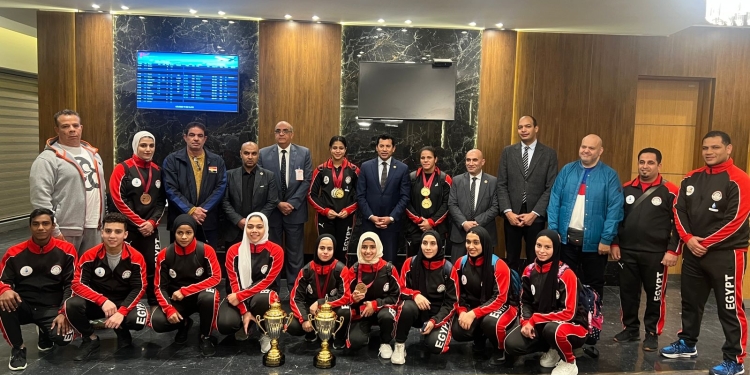 وزير الرياضة يستقبل بعثة منتخب مصر لرفع الأثقال في مطار القاهرة
