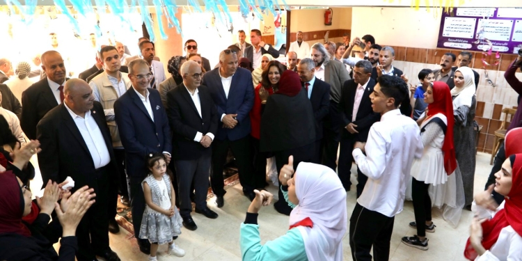 وزيرا التربية والتعليم والاتصالات ومحافظ الوادى الجديد يتفقدون مدرسة الأمل للصم وضعاف السمع بالخارجة